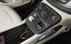 2015 Chrysler 200 Photos (100)