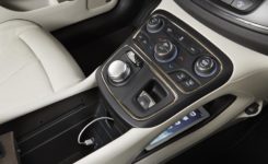 2015 Chrysler 200 Photos (100)